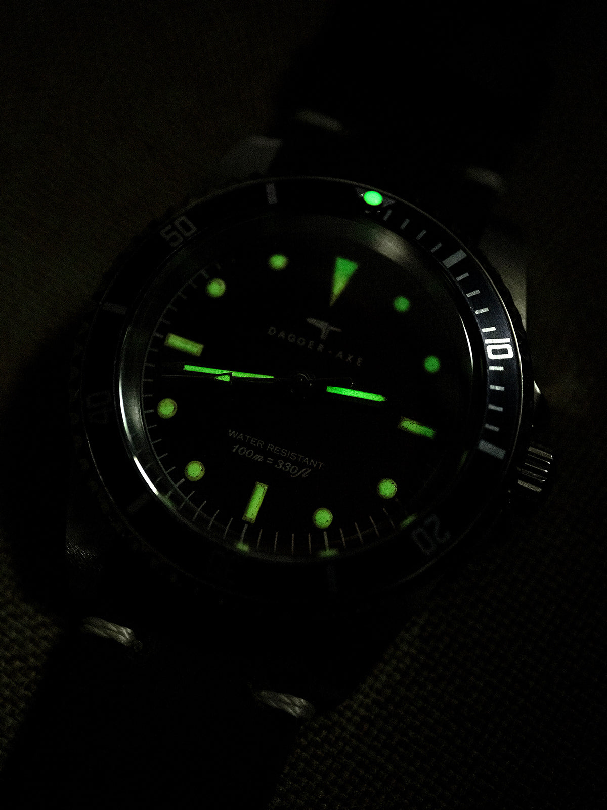 DAGGER A.X.E. MK1 sapphire crystal glass close-up with anti-reflective coating