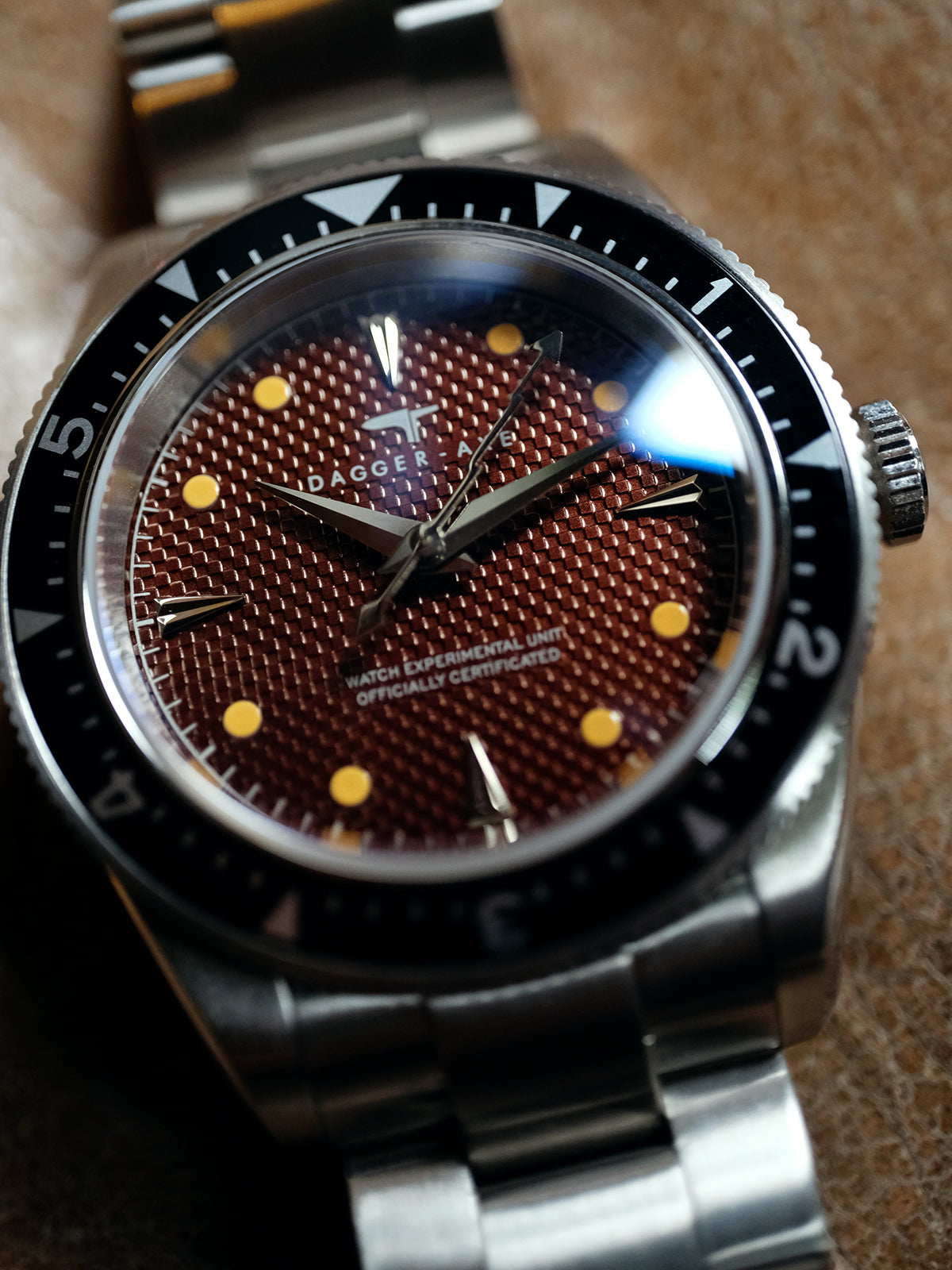 DAGGER A.X.E. Brown Dial sapphire crystal glass close-up with black rotating bezel