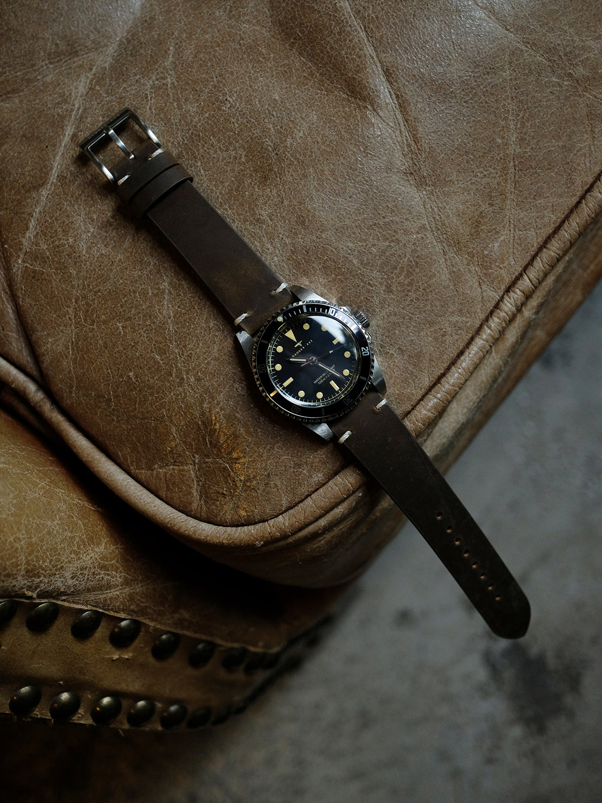 DAGGER A.X.E. MK1 vintage dive watch full product shot with stainless bracelet