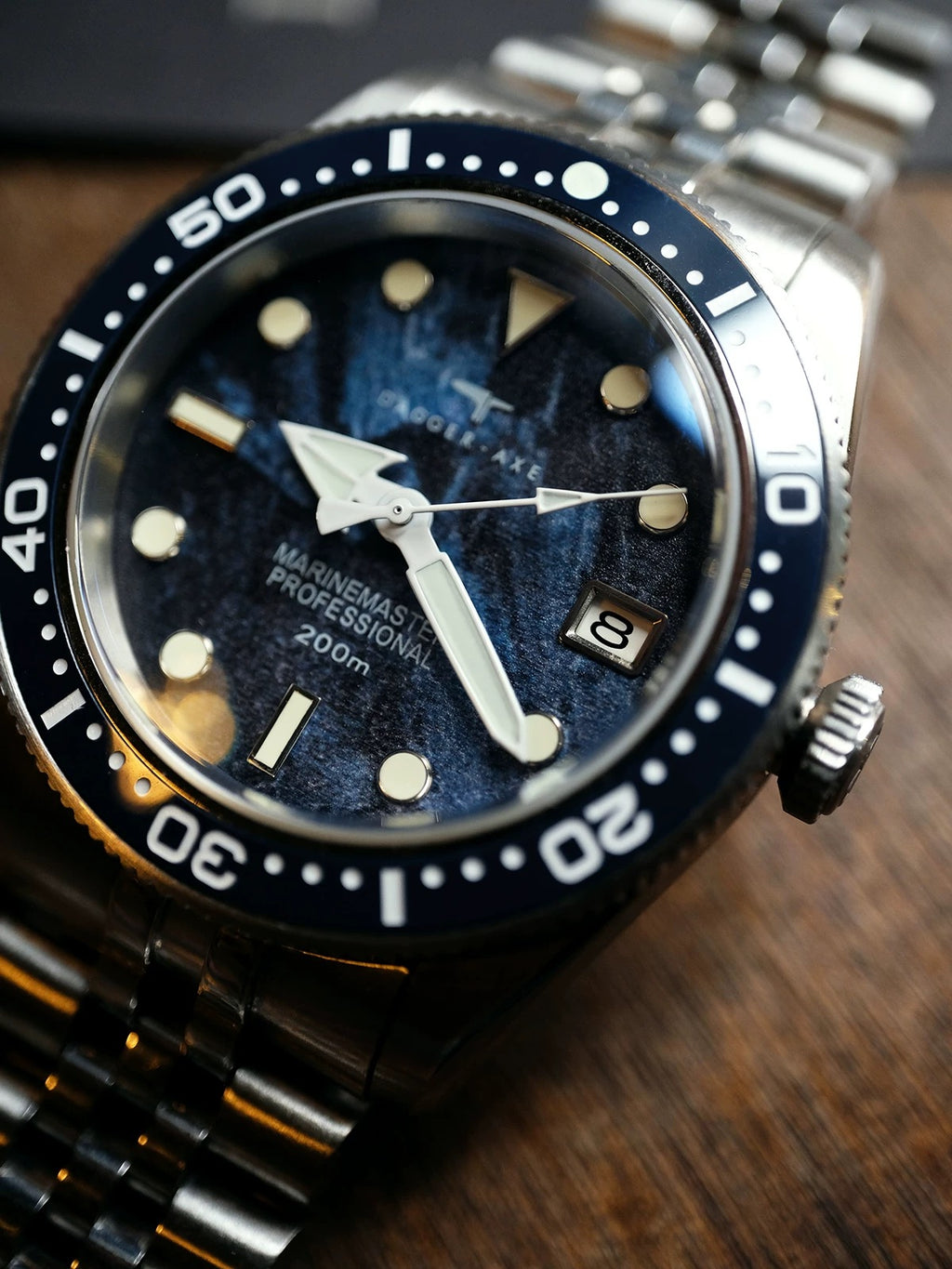 DAGGER AXE Marine Master blue ceramic bezel close up